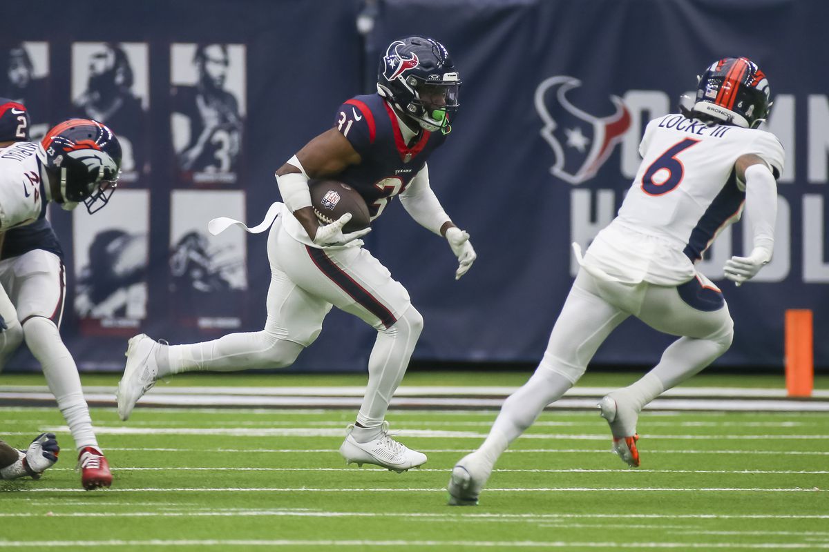 Houston Texans running back Dameon Pierce (31) carries the ball in the second quarter during the football game between Denver Broncos and Houston Texans at NRG Stadium on December 3, 2023 in Houston, Texas.