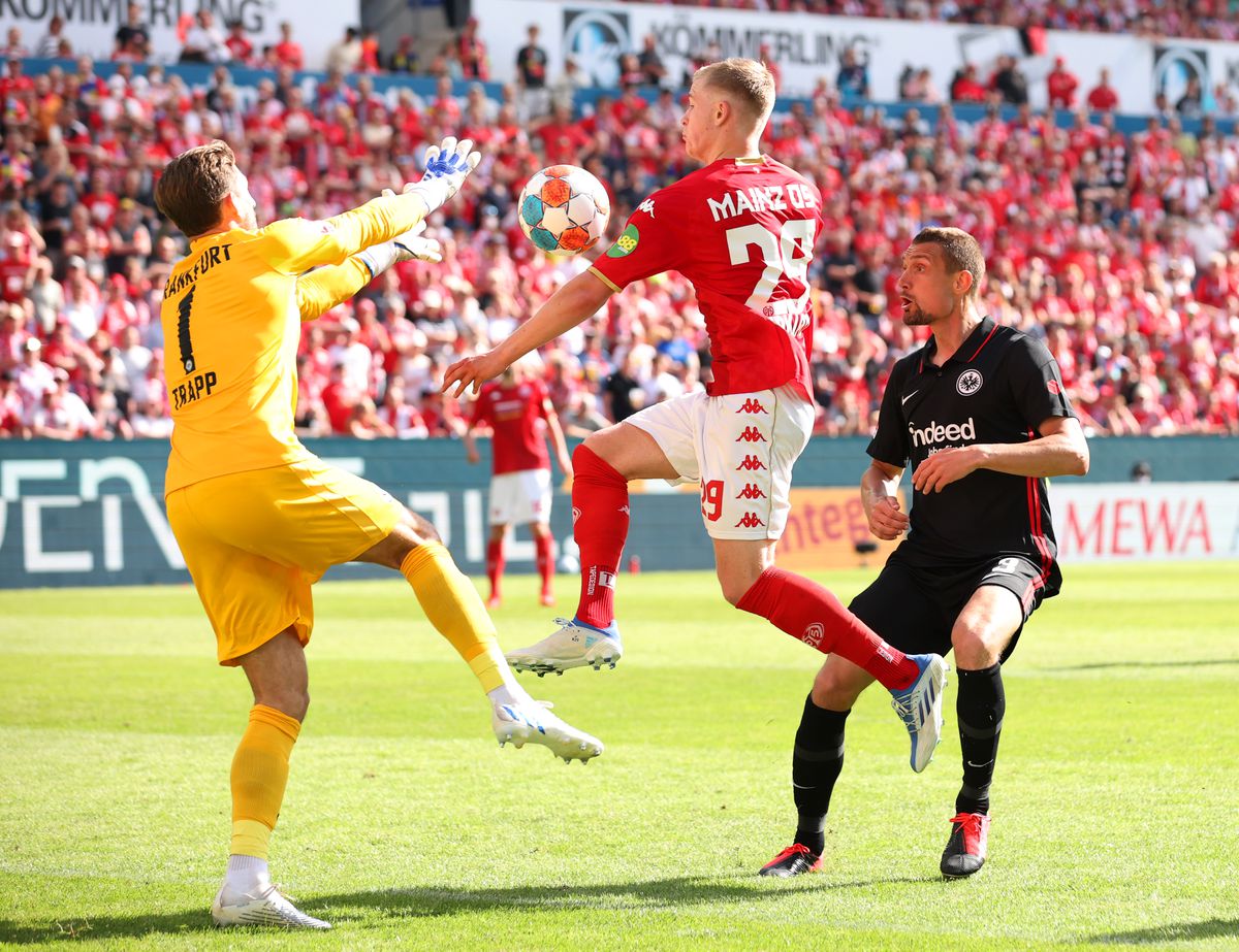 Burkardt contests the ball in the air against GK Kevin Trapp in a May 2022 match between Mainz and Frankfurt