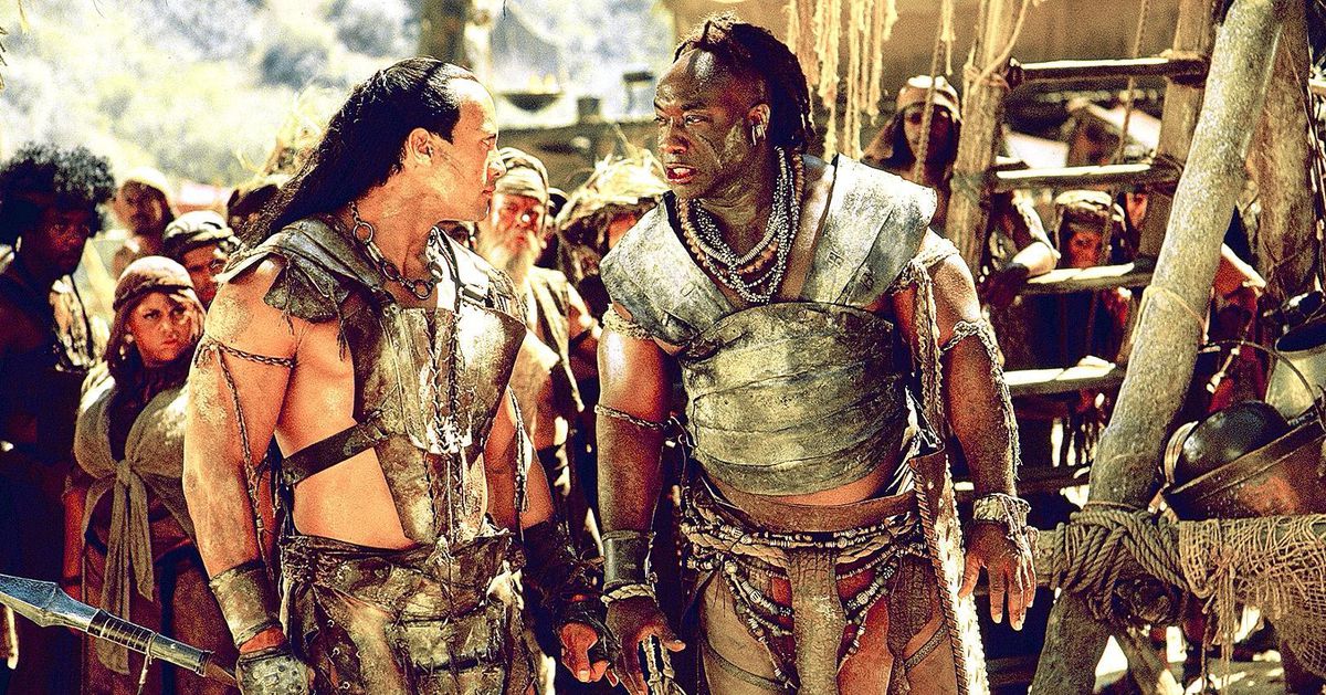 Dwayne Johnson and Michael Clarke Duncan glare at each other in The Scorpion King