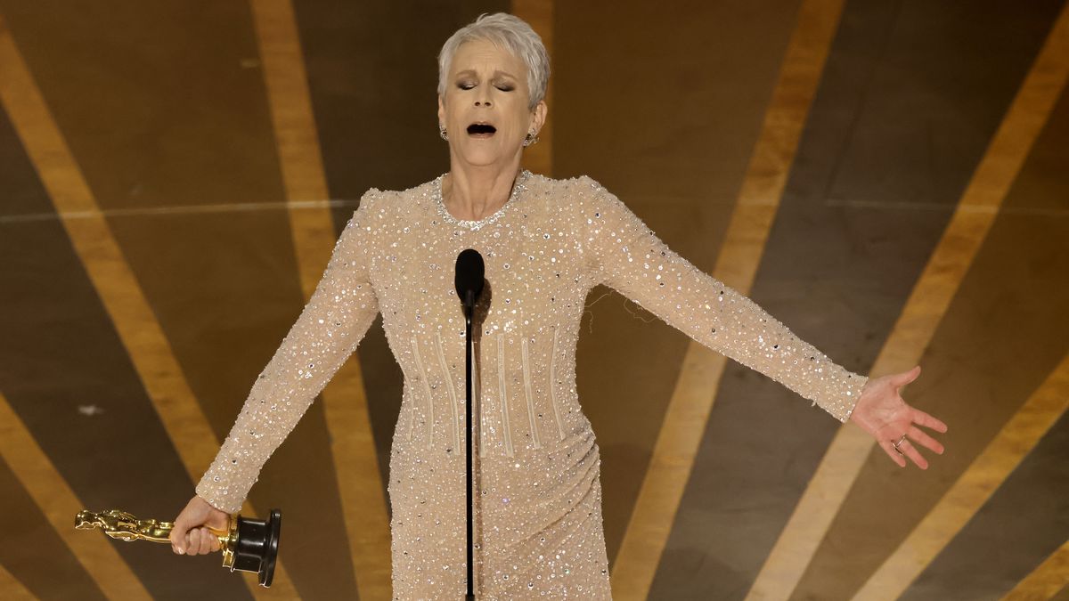 Jamie Lee Curtis throws up her hands and basks in the Oscar glory at the 2023 Oscar acceptance speech