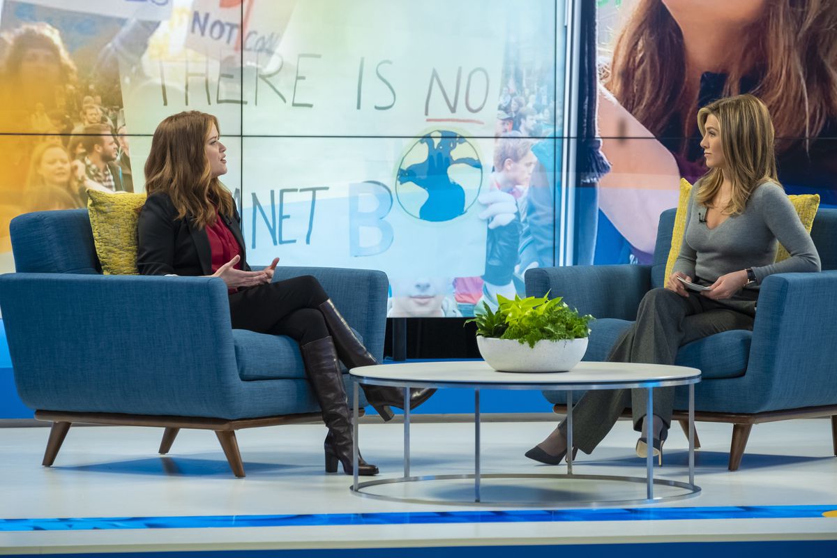 Alex (Aniston) interviews Bradley (Witherspoon).