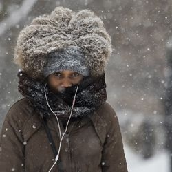 Residents try to keep warm on North Ridge Boulevard in Rogers Park. | Ashlee Rezin/Sun-Times