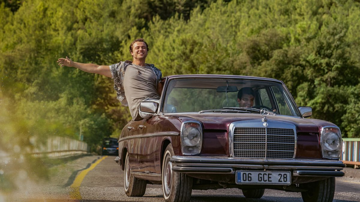 Engin Akyürek y Tolga Saritas como el Capitán Salih y Astegmen Kerim en un automóvil en Godspeed.