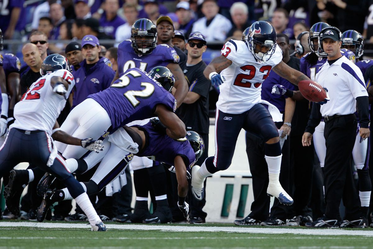 BALTIMORE, MD - OCTOBER 16:  Arian Foster #23 of the Houston Texans runs the ball against Ray Lewis #52 of the Baltimore Ravens at M&T Bank Stadium on October 16, 2011 in Baltimore, Maryland.  (Photo by Rob Carr/Getty Images)