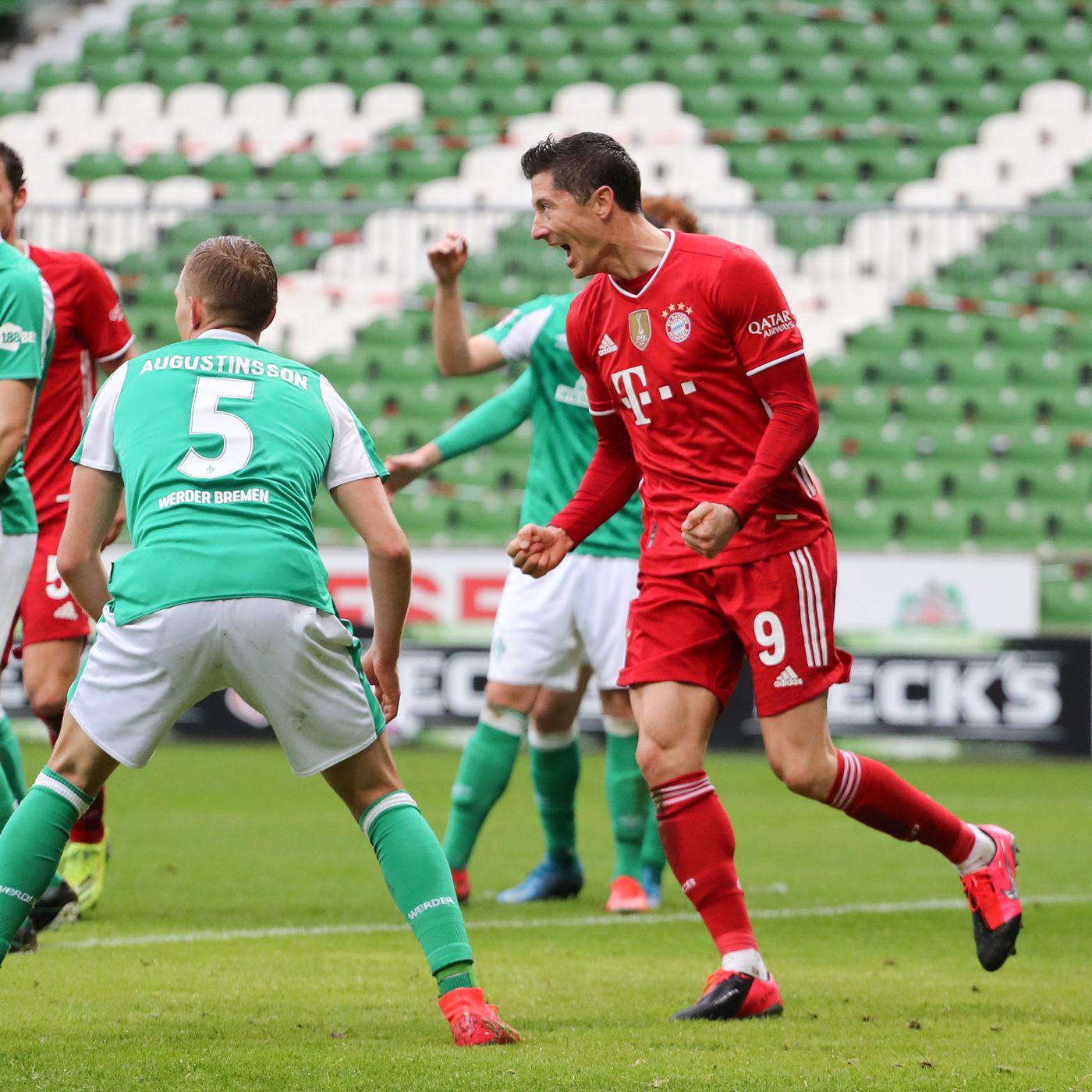 loyalty it can Seaboard Robert Lewandowski switches boots at halftime vs. Werder Bremen, scores  268th Bundesliga goal - Bavarian Football Works
