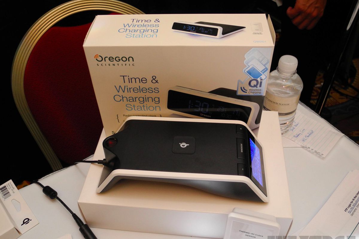 Oregon Scientific Time and Wireless Charging Station+