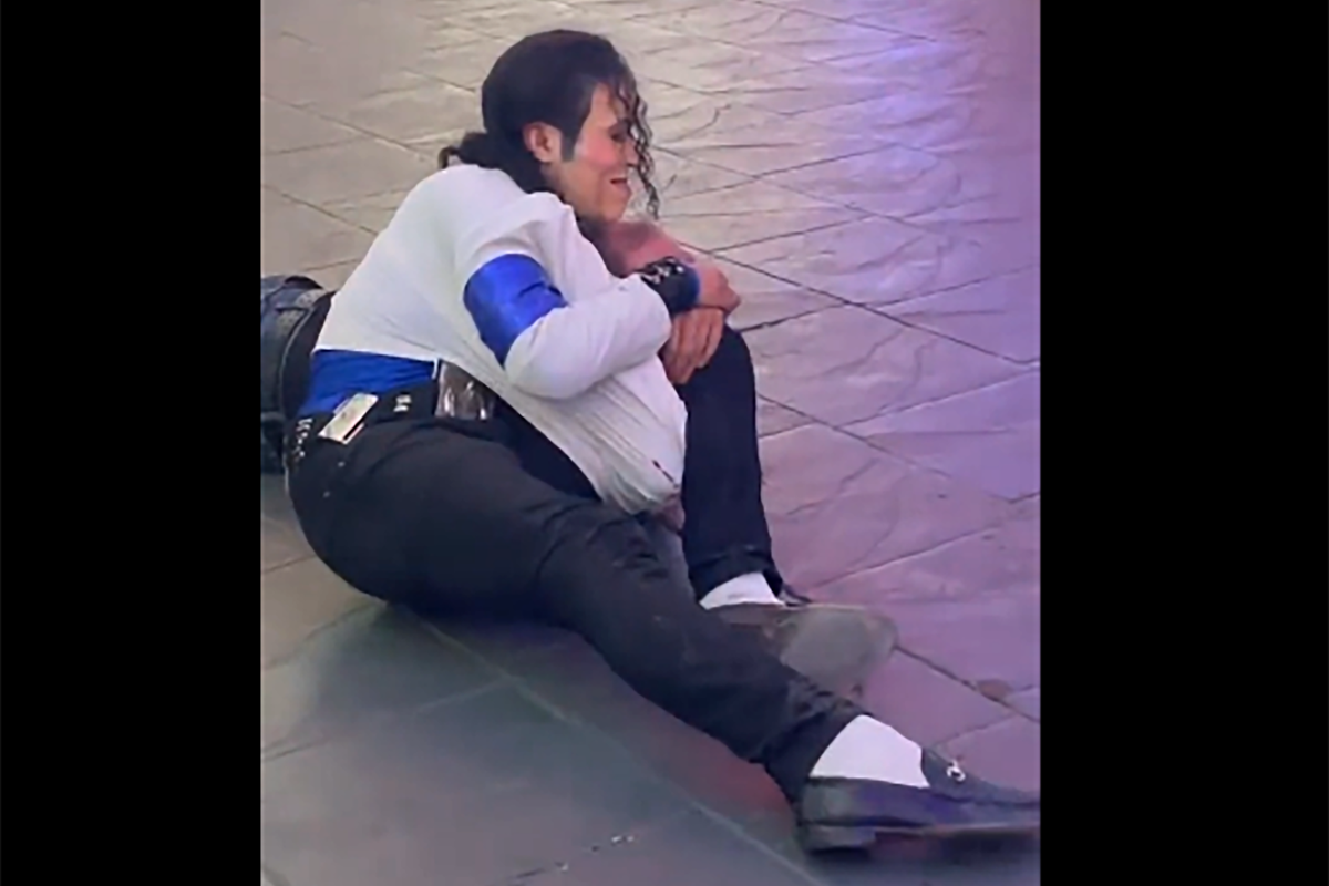 A Michael Jackson impersonator takes down a drunk on the streets of Las Vegas.