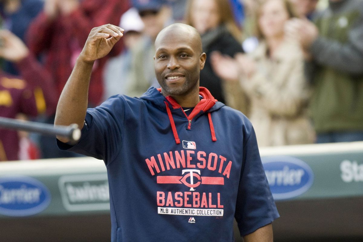 Torii Hunter salutes fans after a 7th inning montage of his accomplishments during the Twins last game of the season.