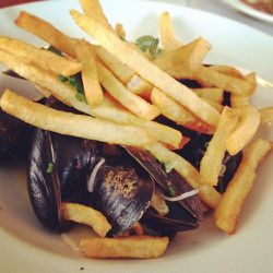 Moules frites by <a href="http://www.flickr.com/photos/50772153@N07/6808111757/in/pool-29939462@N00/">CarbZombie</a>.