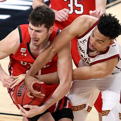 Utah Utes forward Riley Battin (21) and USC Trojans forward Isaiah Mobley (3) grapple for the ball as Utah and USC play in the Pac-12 Tournament at T-Mobile Arena in Las Vegas on Thursday, March 11, 2021. USC won 91-85 in double overtime.