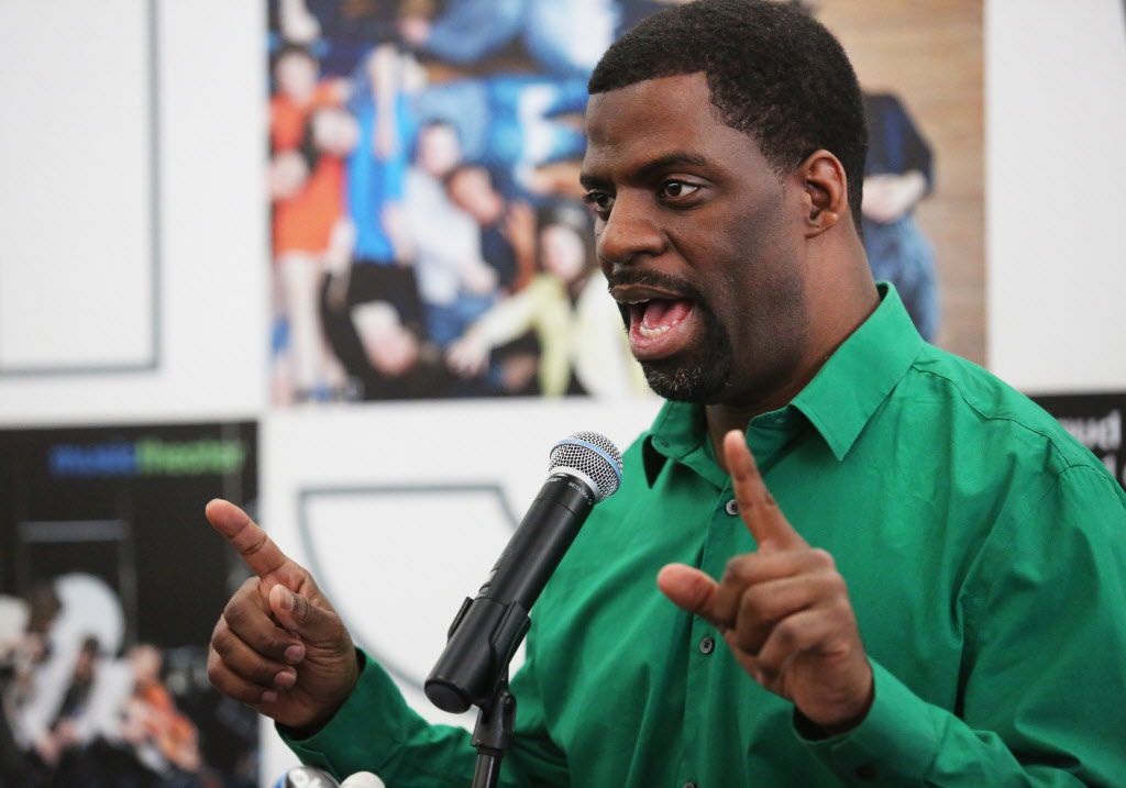 Che ‘Rhymefest’ Smith (pictured in 2014) was robbed on Aug. 27. | Chandler West/For the Sun-Times