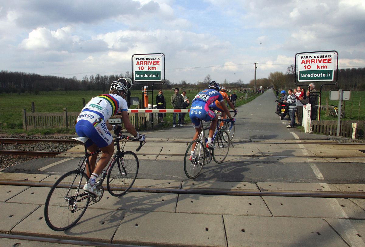 Boonen 2006 Roubaix Train Crossing