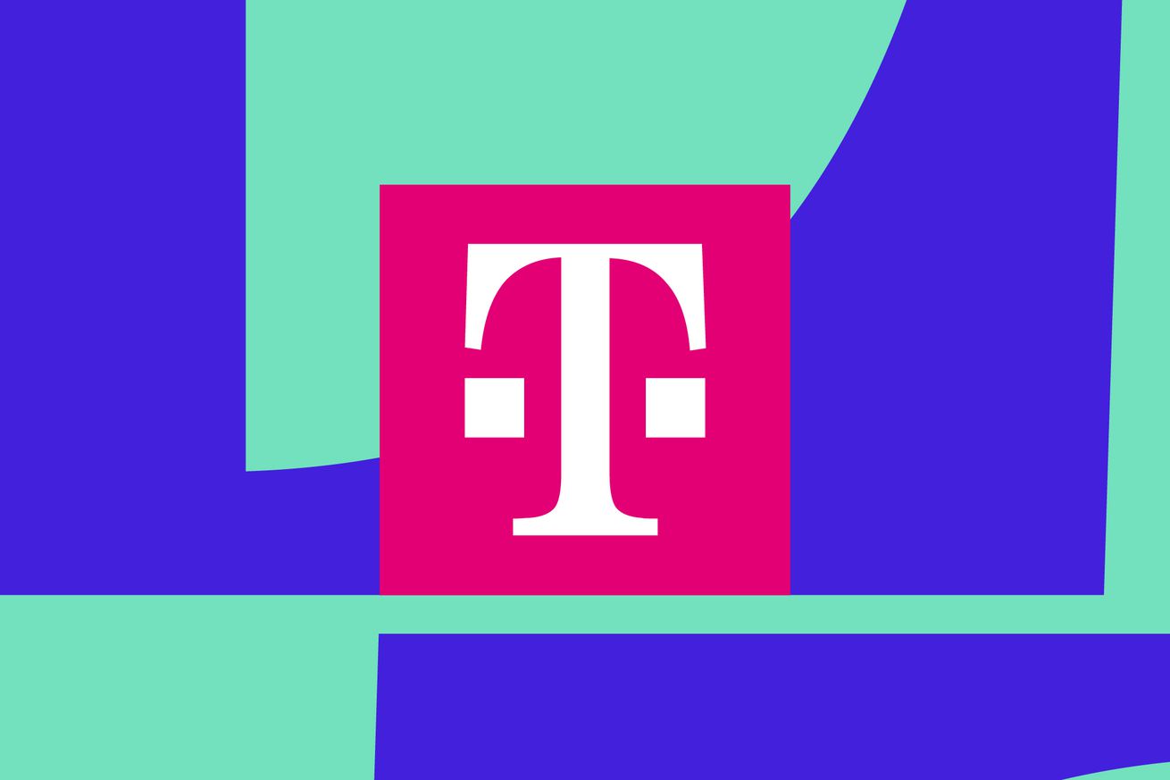 the letter t in a pink box with two squares on either side of it 