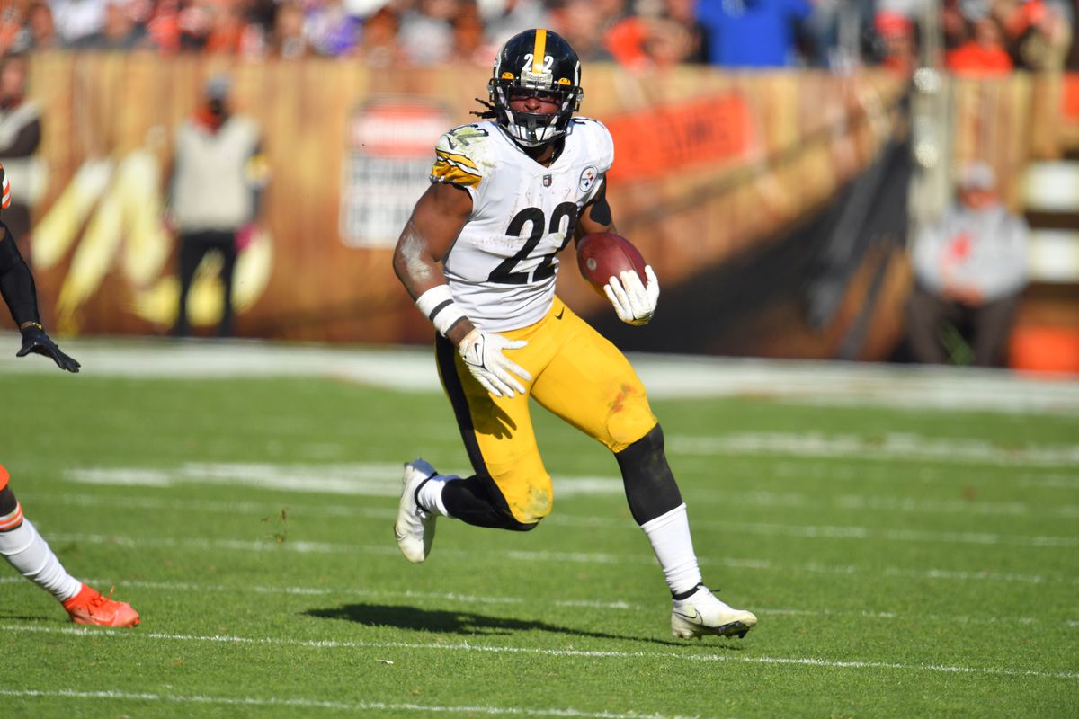Running back Najee Harris #22 of the Pittsburgh Steelers runs for a gain during the second half against the Cleveland Browns at FirstEnergy Stadium on October 31, 2021 in Cleveland, Ohio.