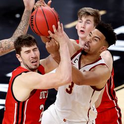 Utah Utes forward Riley Battin (21) and USC Trojans forward Isaiah Mobley (3) grapple for the ball as Utah and USC play in the Pac-12 Tournament at T-Mobile Arena in Las Vegas on Thursday, March 11, 2021. USC won 91-85 in double overtime.