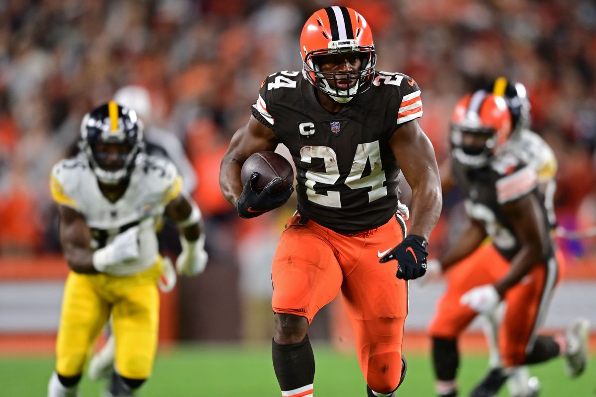 Cleveland Browns running back Nick Chubb (24) runs the ball during the first quarter against the Pittsburgh Steelers at FirstEnergy Stadium.