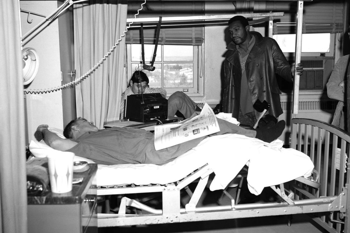 RB Wendell Hayes visits a football fan in the hospital. (via <a href="http://upload.wikimedia.org/wikipedia/commons/a/ac/Wendell_Hayes_visits_patients_at_Fitzsimons_Army_Medical_Center_%C2%B7_HA-SN-99-00647.JPEG">upload.wikimedia.org</a>(
