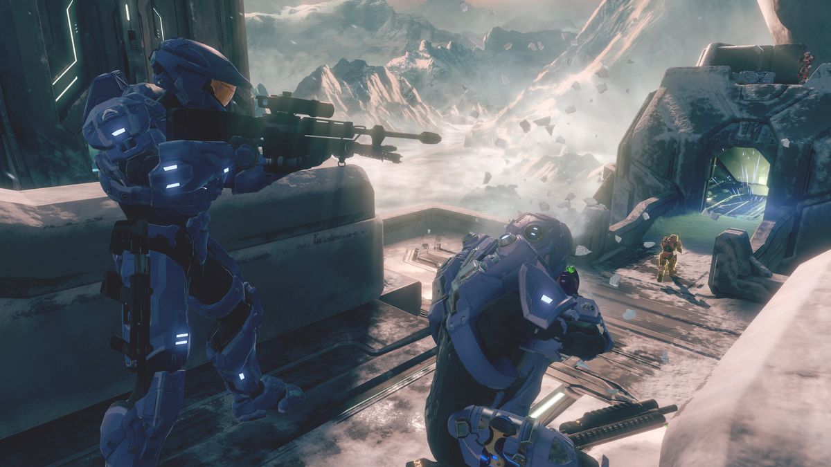 Blue Spartans aim at a Red Spartan in Halo 2’s Lockout map