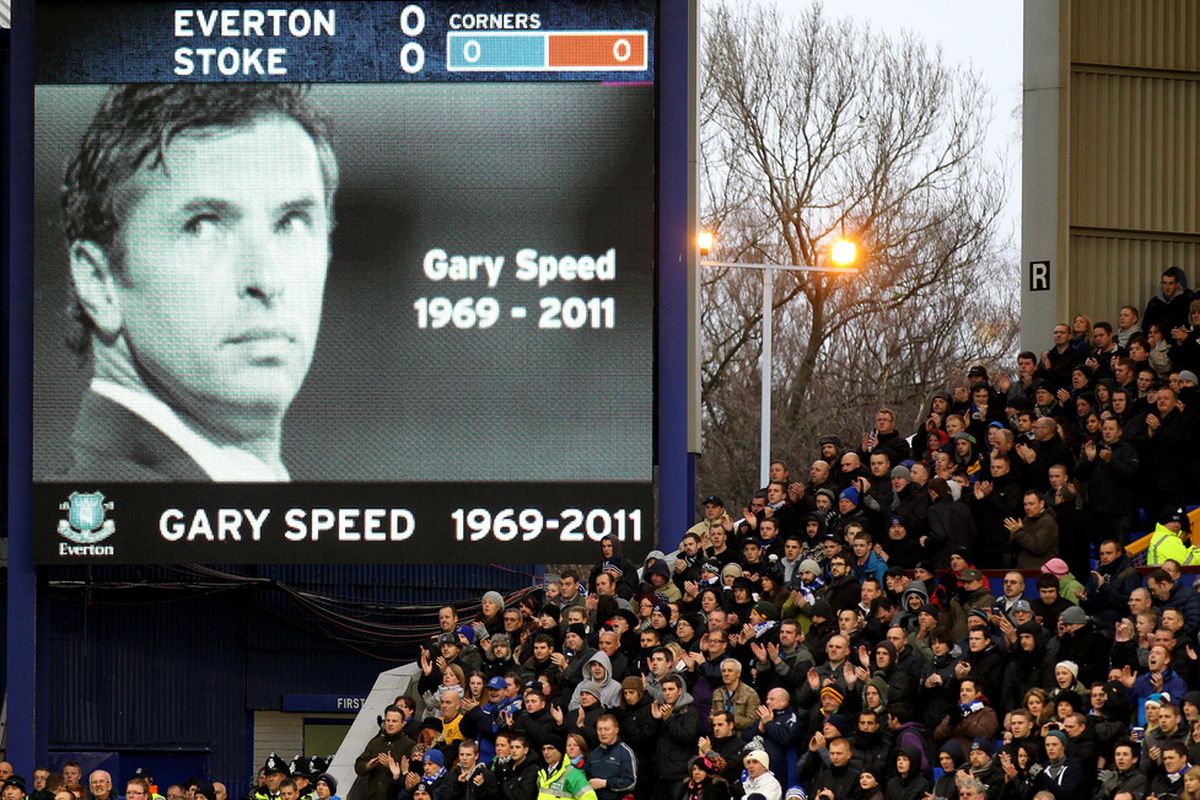 Everton fans acknowledge a minutes applause to honour the late (and great) Gary Speed prior to the Barclays Premier League match between Everton and Stoke City at Goodison Park.