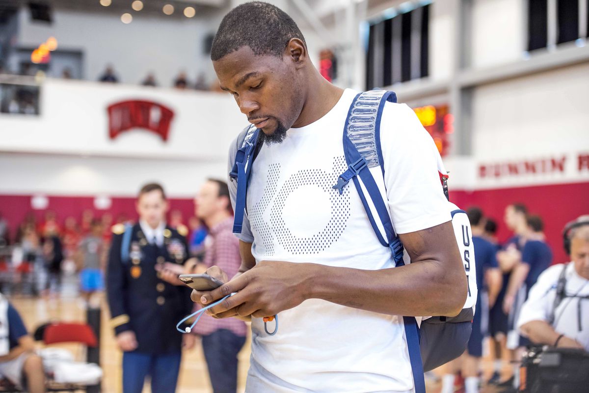 Kevin Durant texting from his phone