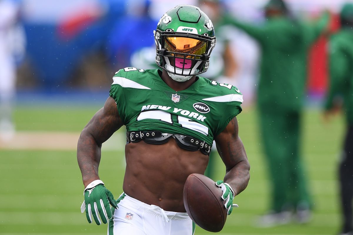 &nbsp;Sep 13, 2020; Orchard Park, New York, USA; New York Jets running back Le’Veon Bell (26) warms up prior to the game against the Buffalo Bills at Bills Stadium.