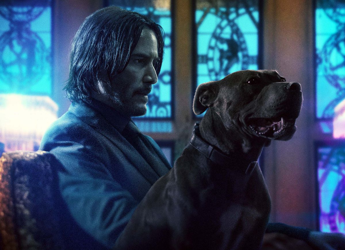 John Wick (Keanu Reeves) con un perro.