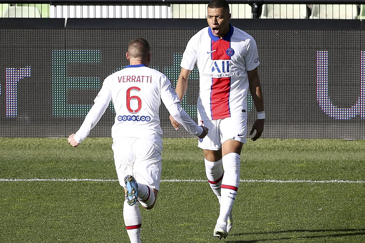 Kylian Mbappe celebrates with Marco Verratti - Paris Saint-Germain - Ligue 1