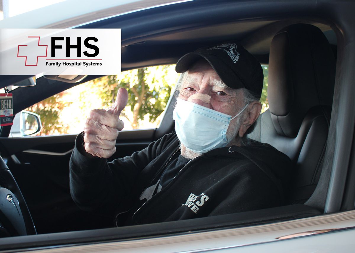 Willie Nelson recibe su vacuna a través de Family Hospital Systems.