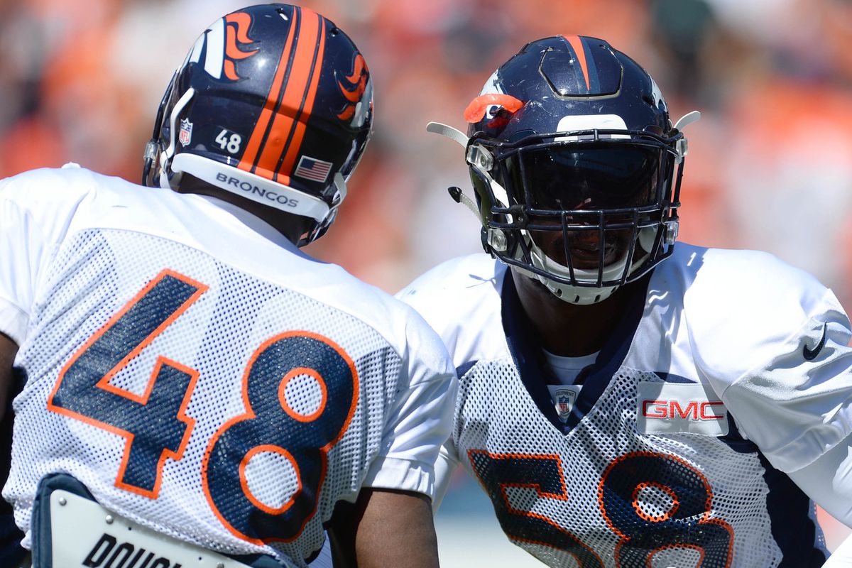 Shaquil Barrett (48, left) was signed to the Broncos Wednesday.