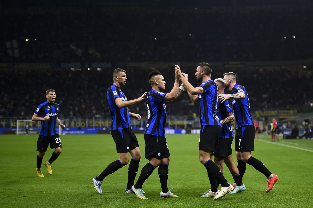 Stefan de Vrij (C) of FC Internazionale celebrates with his...