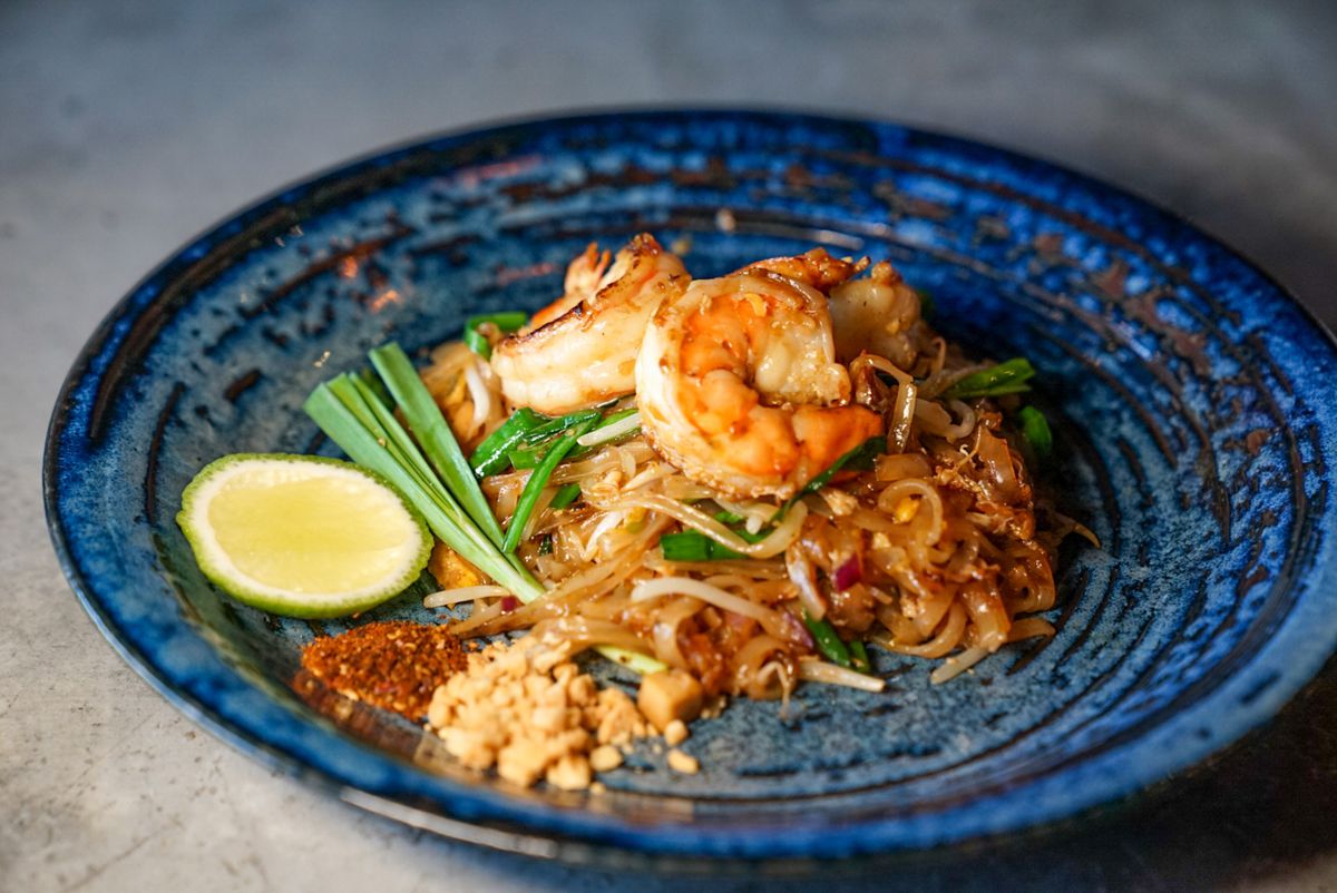 Een bord pad thai van chef-kok Amanda Kuntee Maneesilassan uit Los Angeles