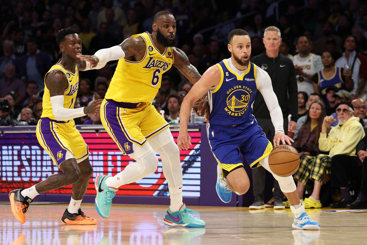 Steph Curry with LeBron James and Dennis Schröder chasing from behind