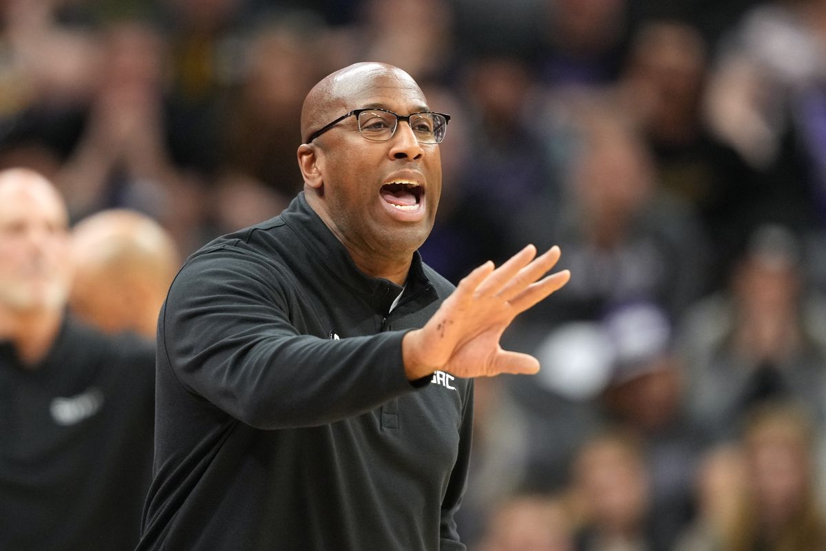 Sacramento Kings head coach Mike Brown yells during overtime against the Dallas Mavericks at Golden 1 Center.&nbsp;
