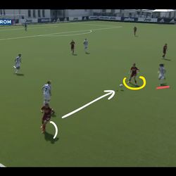 Soffia nows moves inside the pitch, as Roma’s right-back in the Coppa semi-final against Juve, to collect a backheel pass from Agnese Bonfantini while Soffia is already under pressure from Juve’s Pedersen.