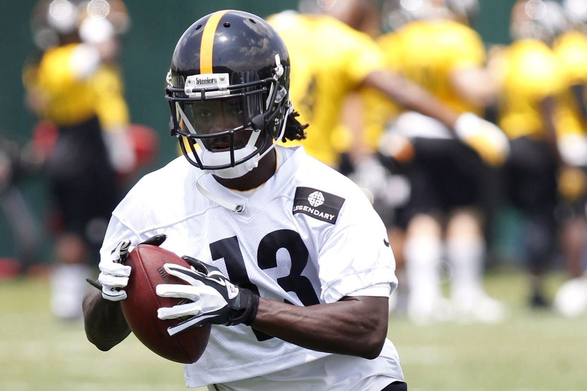 Steelers rookie Dri Archer collects a pass at the 1st day of camp in Latrobe on Saturday.