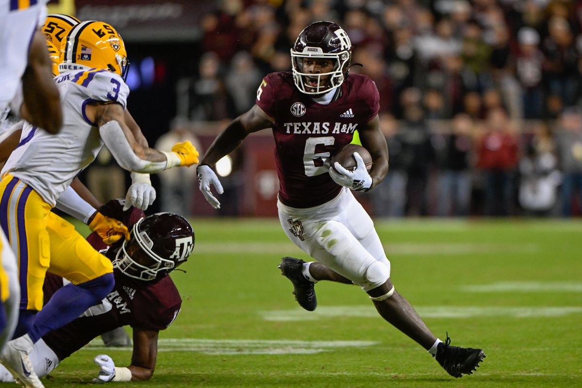 COLLEGE STATION, TX - NOVEMBER 26: Texas A&amp;M Aggies running back Devon Achane (6) looks to cut back to the inside during a rushing play during the football game between the LSU Tigers and Texas A&amp;M Aggies at Kyle Field on November 26, 2022 in College Station, Texas.