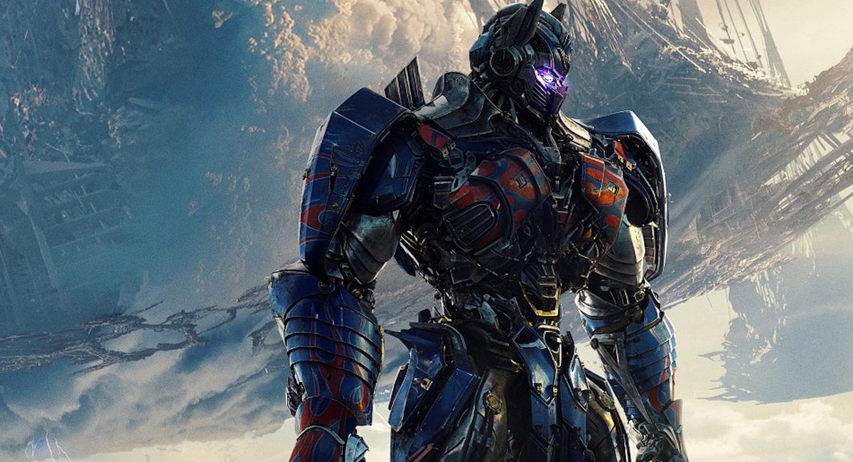 Evil Optimus Prime در Transformers: The Last Knight در مقابل Unicron ایستاده است