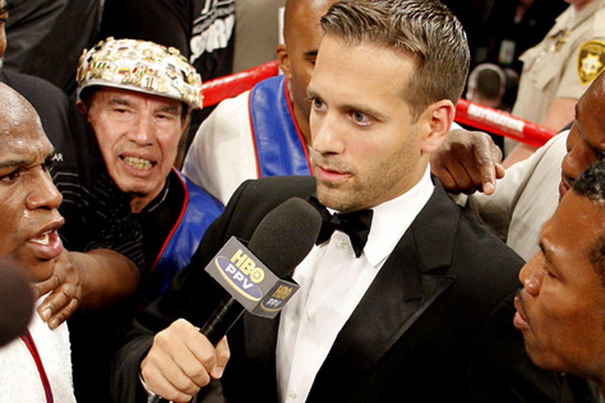 via <a href="http://www.hbo.com/boxing/img/events/2009/0919-mayweather-marquez/victory/760-315_16.jpg">www.hbo.com</a>