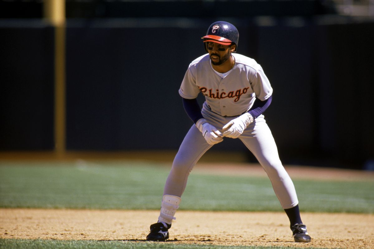 Harold Baines leads off base