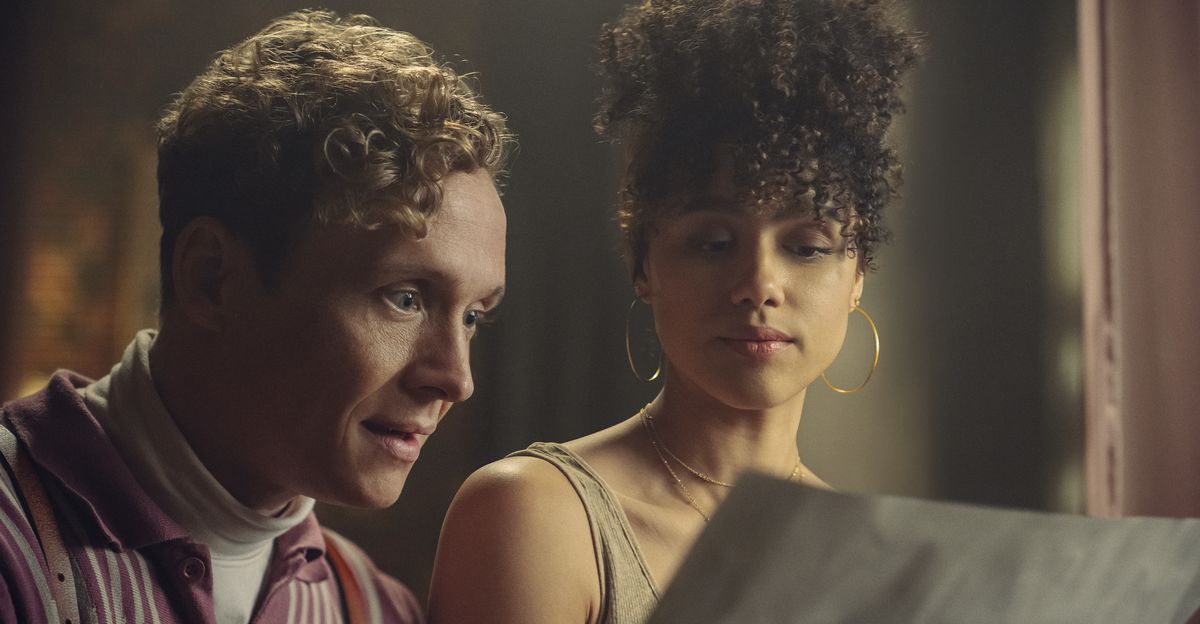 Matthias Schweighofer as Dieter and Nathalie Emmanuel as Gwendoline stare at a piece of paper together in Army of Thieves