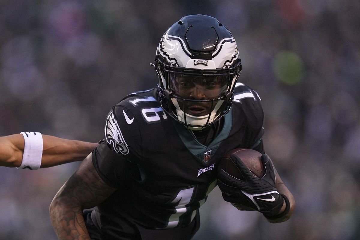 Quez Watkins #16 of the Philadelphia Eagles runs with the ball against the New York Giants at Lincoln Financial Field on January 8, 2023 in Philadelphia, Pennsylvania.