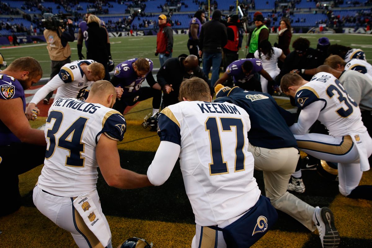 The St. Louis Rams and Baltimore Ravens pray after their Week 11 game in 2015.