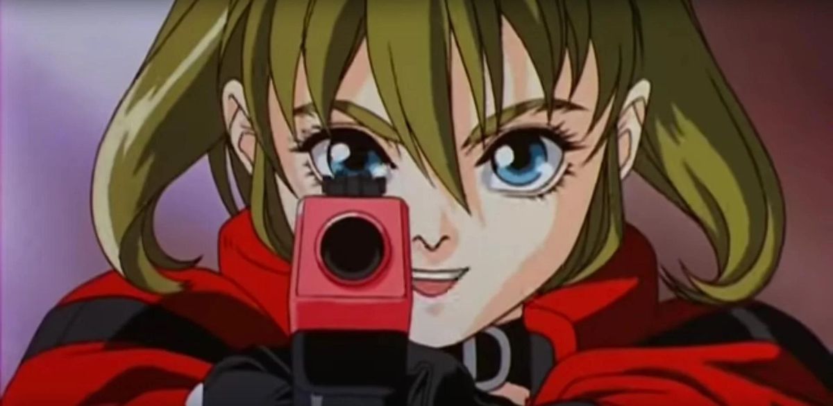 Una mujer anime de ojos azules con cabello rubio en un gato rojo apunta una pistola rosa hacia adelante.