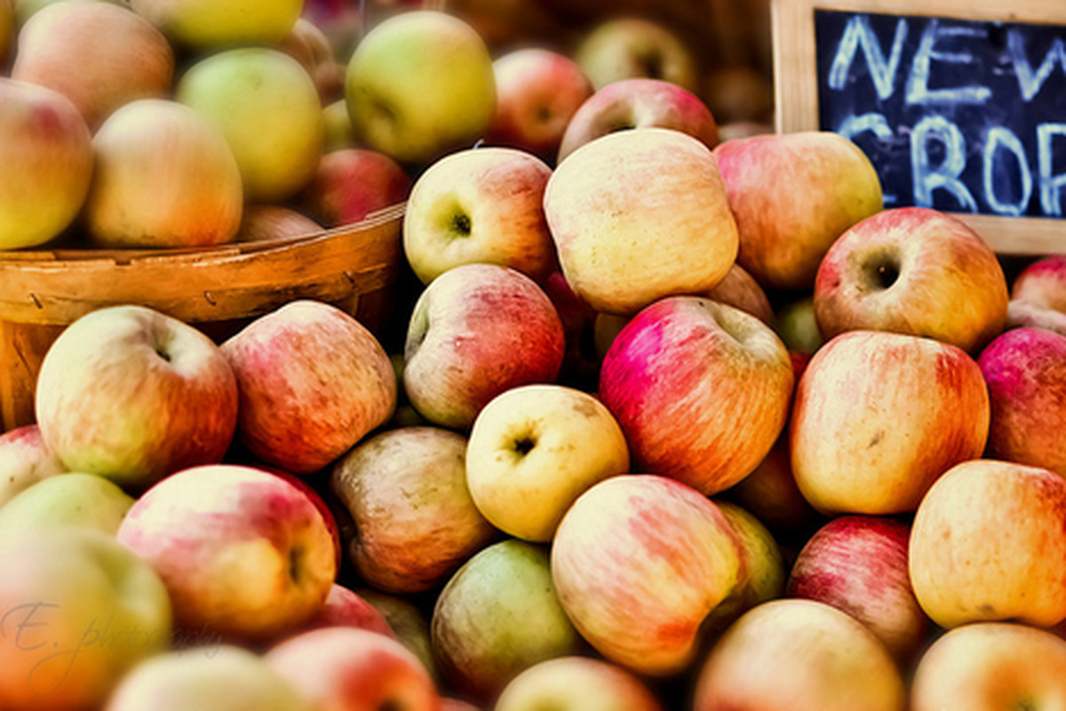 Apples at the Playa Vista Farmers Market. 