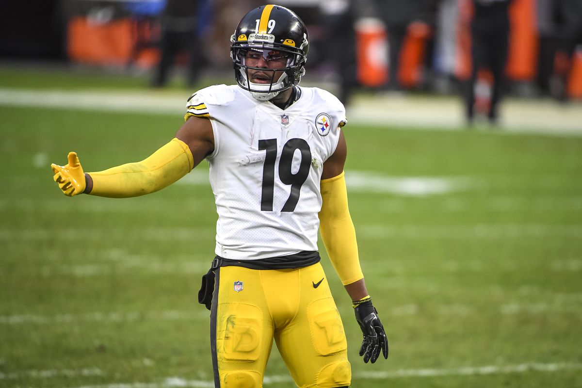 JuJu Smith-Schuster #19 of the Pittsburgh Steelers lines up against the Cleveland Browns during the fourth quarter at FirstEnergy Stadium on January 03, 2021 in Cleveland, Ohio.