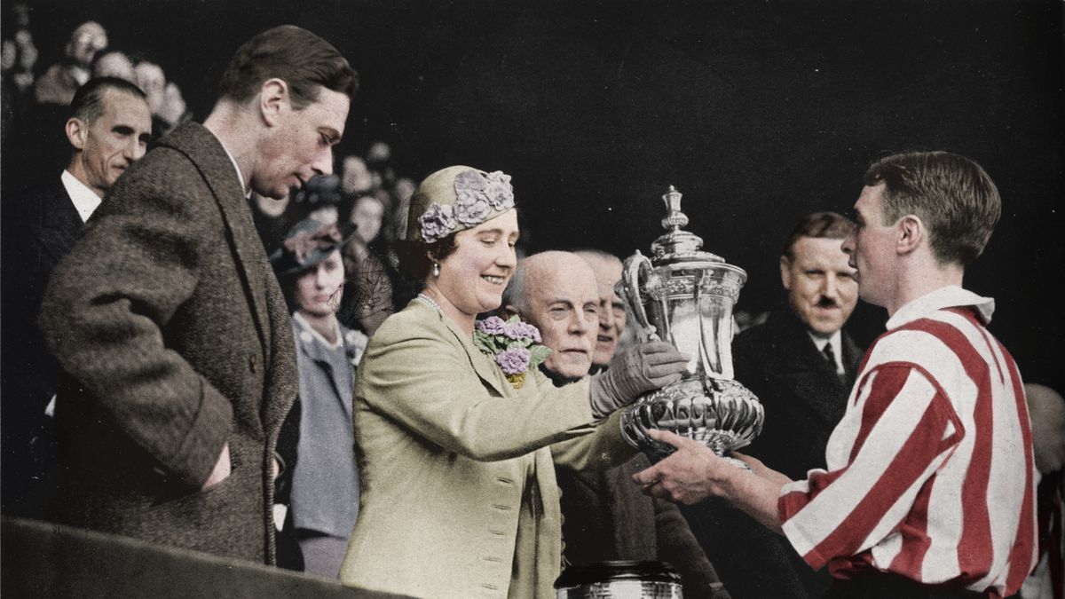 The Queen Presents The Cup
