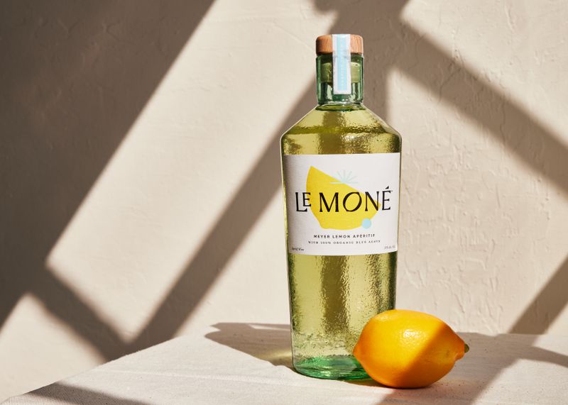 A bottle of aperitif with a lemon