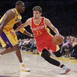 Houston Rockets' Chandler Parsons, right, drives past Los Angeles Lakers' Antawn Jamison during the second of an NBA basketball game in Los Angeles, Wednesday, April 17, 2013. The Lakers won 99-95 in overtime. (AP Photo/Jae C. Hong)