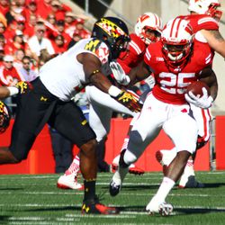 Melvin Gordon stiff arms a defender in the first quarter of Wisconsin's victory over Maryland.