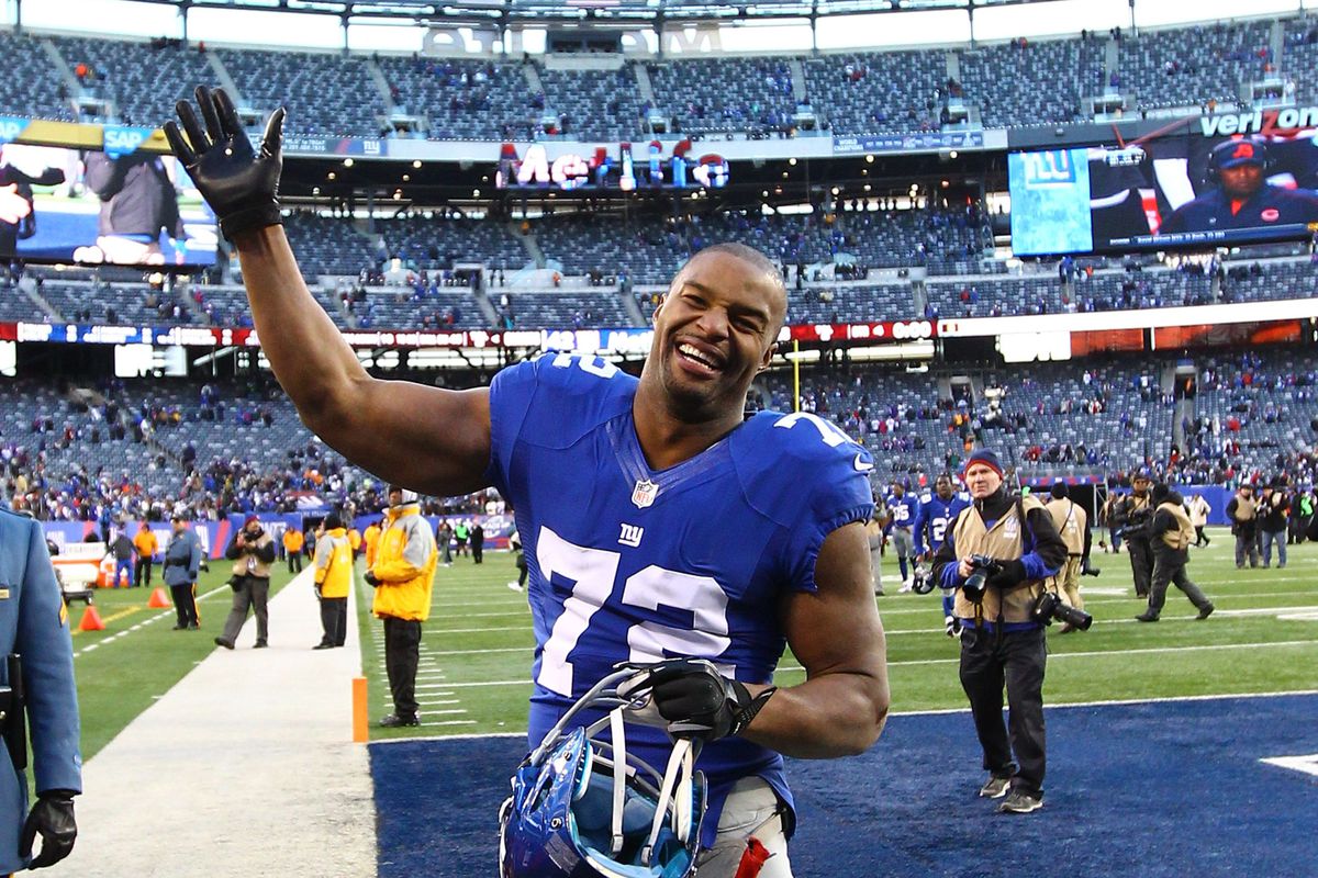 Osi Umenyiora waves to fans after Sunday's game